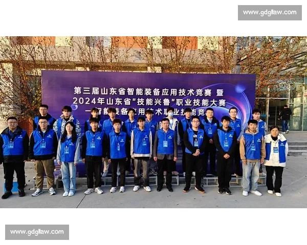 机器人足球赛连环翻车,担架员成意外主角 机器人足球赛连环翻车,担架员成意外主角