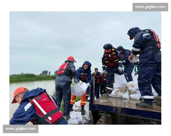 洪水中的生命托举:榕江消防员用身躯筑起 “避风港” 洪水中的生命托举:榕江消防员用身躯筑起 “避风港”