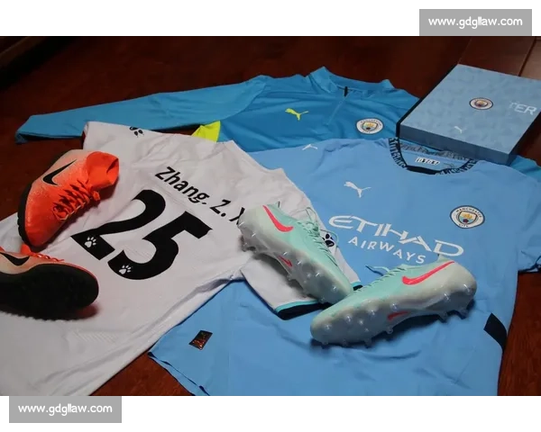 曼城第三球衣惊现银灰荧光绿风暴!百年传统美学遭颠覆 曼城第三球衣惊现银灰荧光绿风暴!百年传统美学遭颠覆