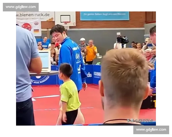 德甲温情瞬间:樊振东笑看弗朗西斯卡换衣趣事